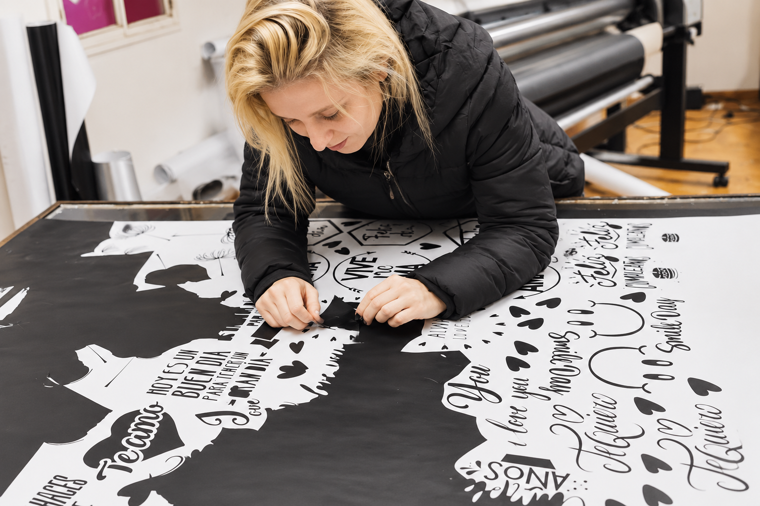 Persona preparando un diseño personalizado de XUL Vinilos